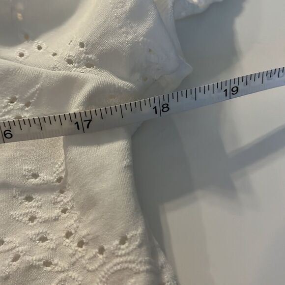 W5 white flutter sleeve gathered shoulder open weave top stretchy fabric size M - Picture 9 of 10